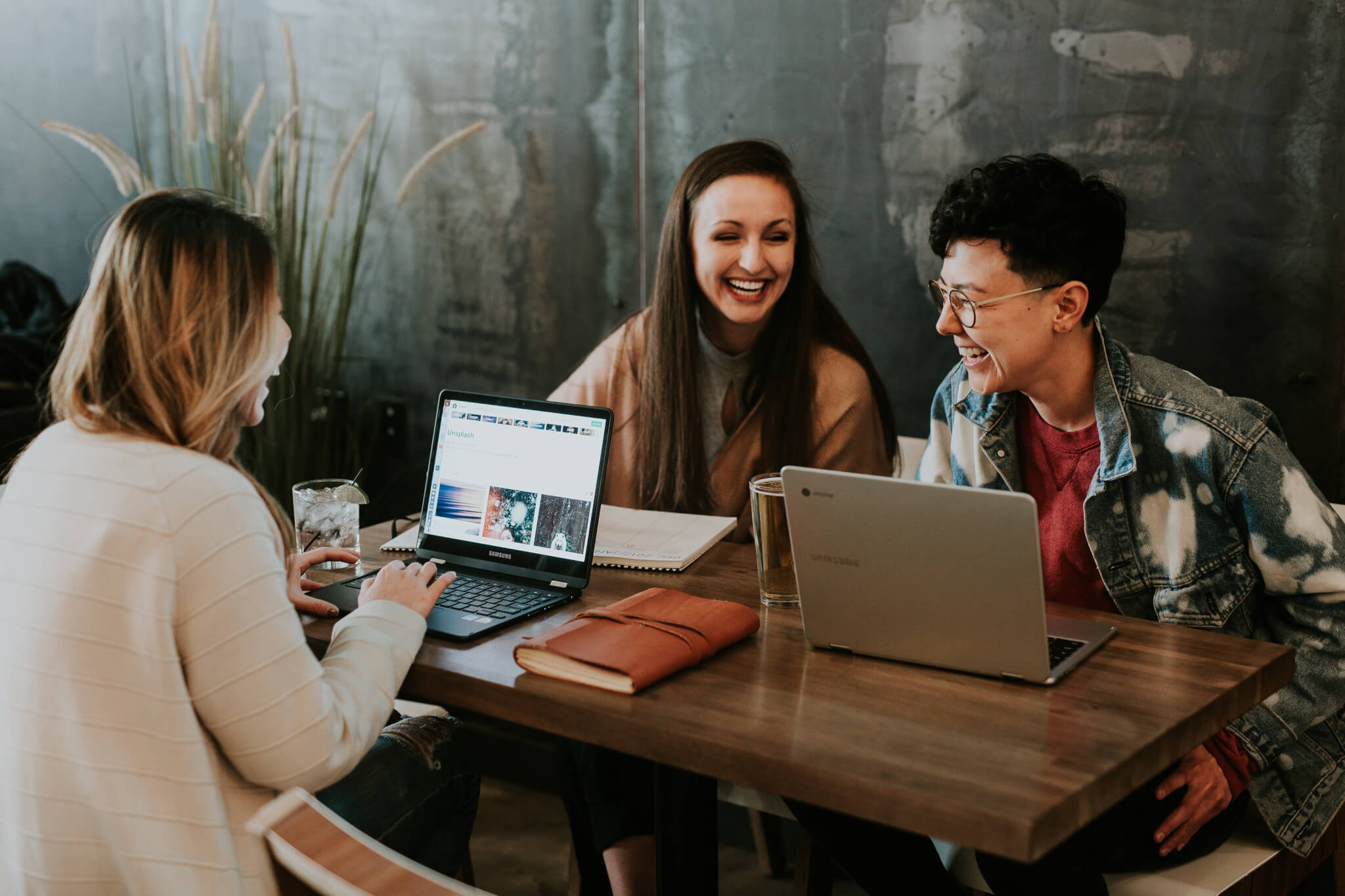 laptop-collaboration, friends-laughing-coffee-shop